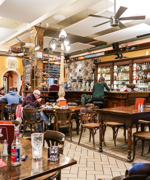 Nachtleben in Stuttgart und gemütliche Cafés in Bremen durch die Führer